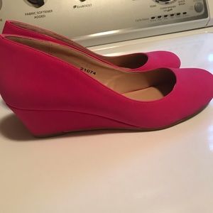 Women’s size 7.5 hot pink wedges.